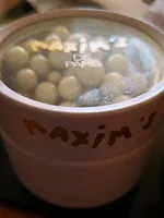 Perles de chocolat blanc et noir