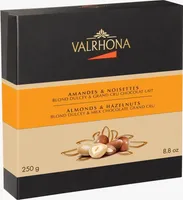 Coffret Amandes Et Noisettes Enrobées De Chocolat Au Lait Ou De Chocolat Blanc