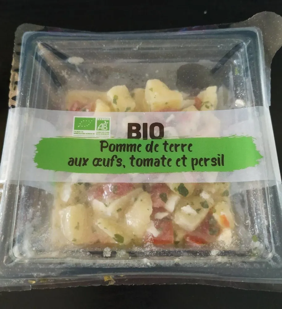 Salade pomme de terre aux œufs, tomate et persil