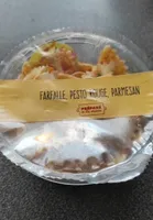 Farfalle pesto rouge  parmesan