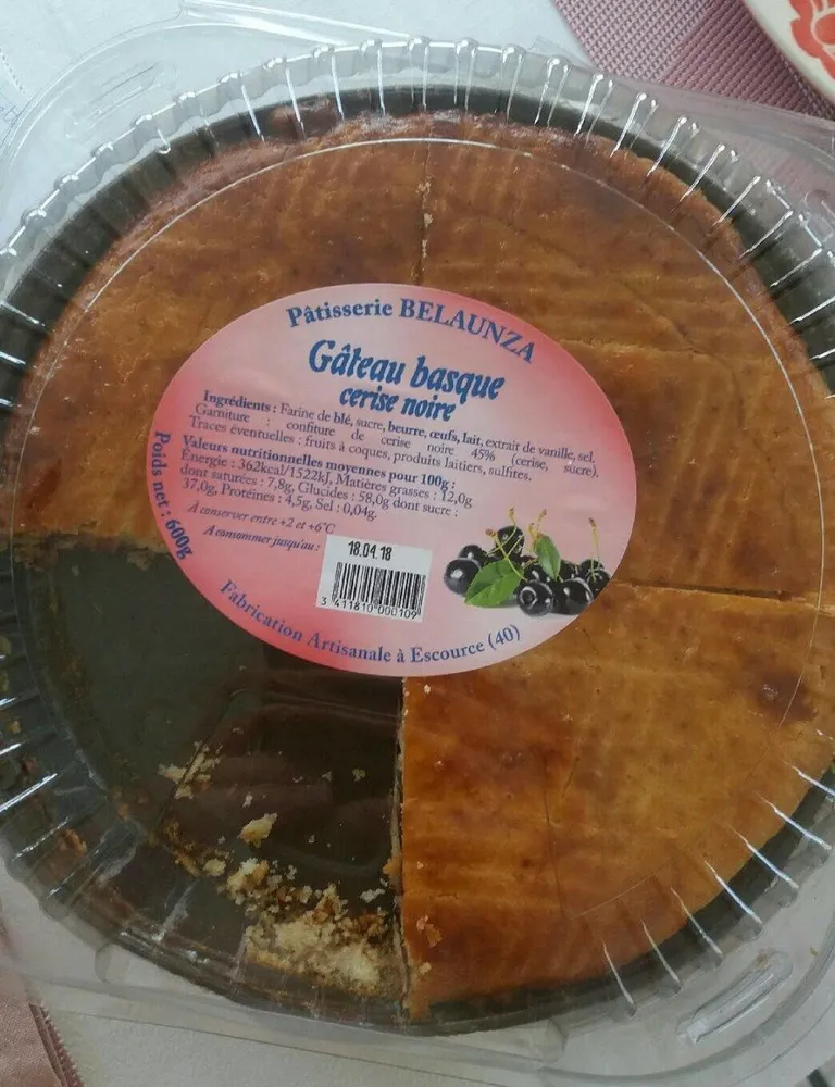 Gâteau basque cerise noire