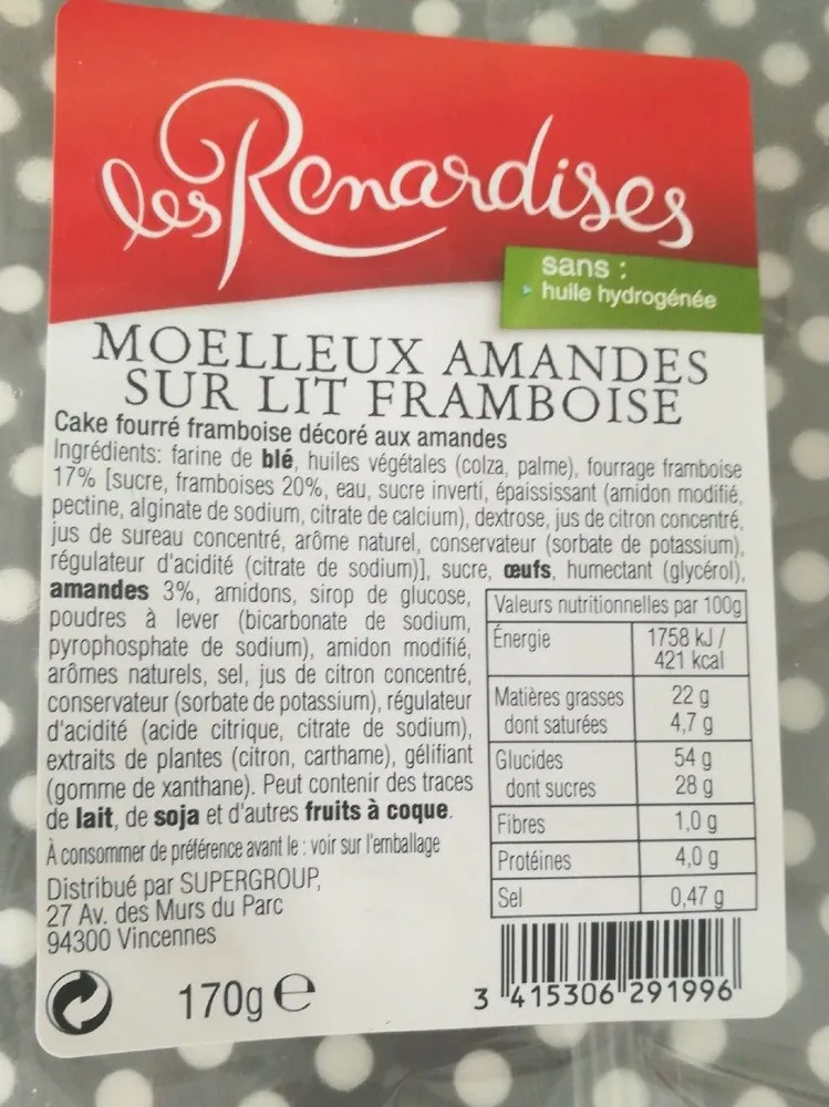 Moelleux amandes sur un lit framboises