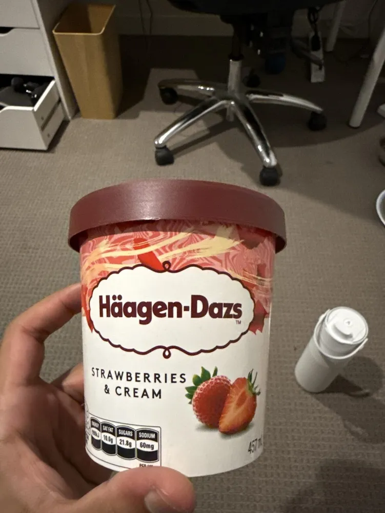 STRAWBERRIES & CREAM