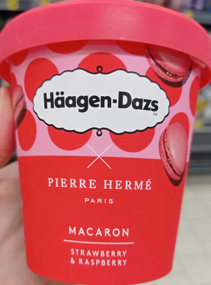 Macaron strawberry raspberry