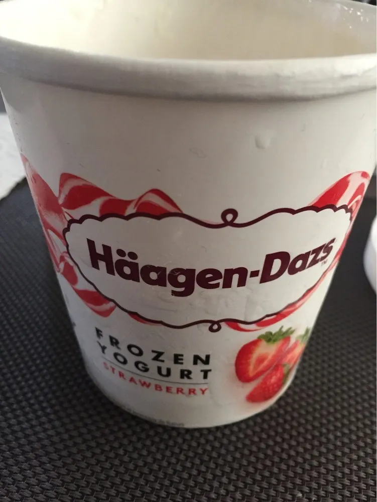 Crème glacée au yaourt et morceaux de fraises