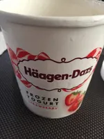 Crème glacée au yaourt et morceaux de fraises