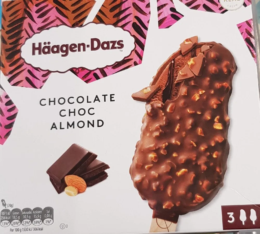 Bombón helado de chocolate con almendras
