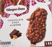Bombón helado de chocolate con almendras