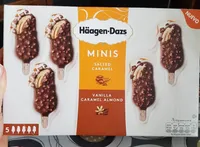 Mini bombón helado de chocolate con almendras