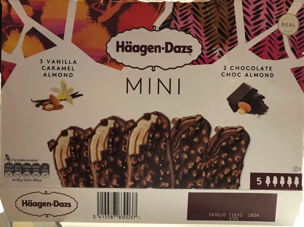 Mini bombón helado de chocolate con almendras