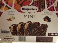 Mini bombón helado de chocolate con almendras