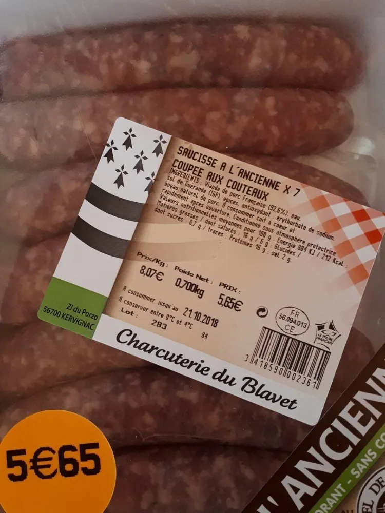 Saucisse à l ancienne coupee aux couteaux