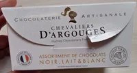 Assortiment de  chocolats noir, lait et blanc