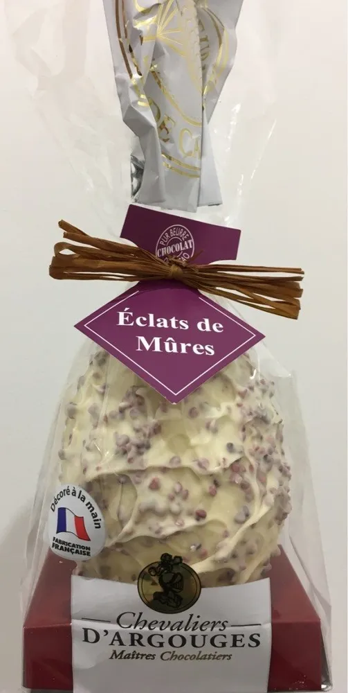 Oeuf en chocolat blanc et pépites de mûres