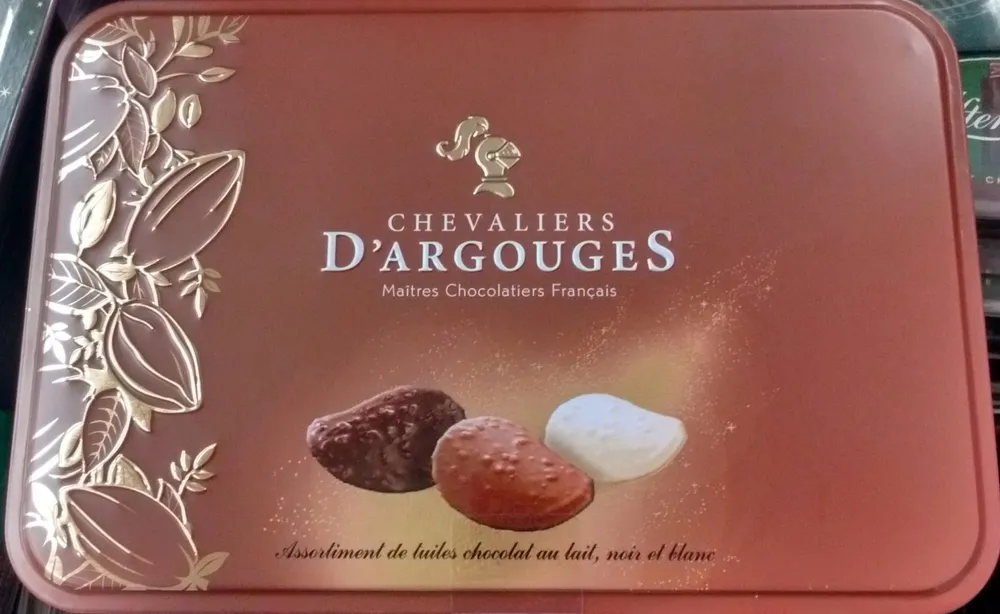 Assortiment de tuiles chocolat au lait, noir et blanc