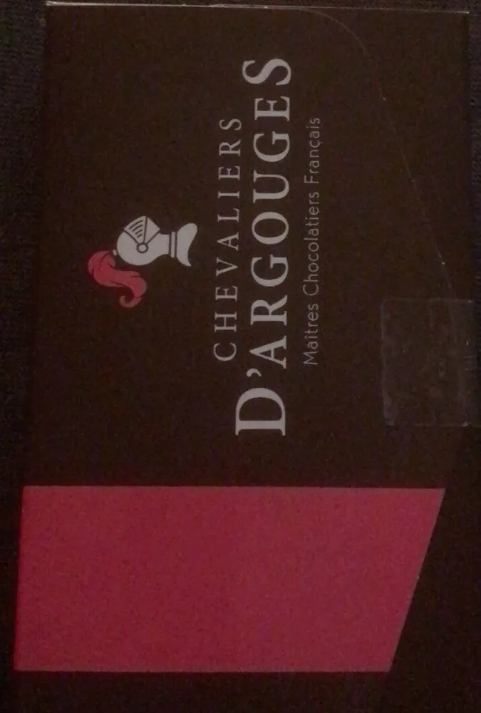 Assortiment de bonbons de chocolats enrobés de chocolat noir