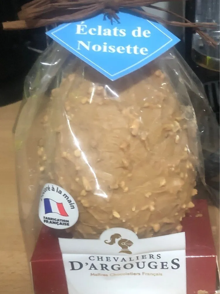 Oeuf en chocolat blanc au caramel et noisette hachées