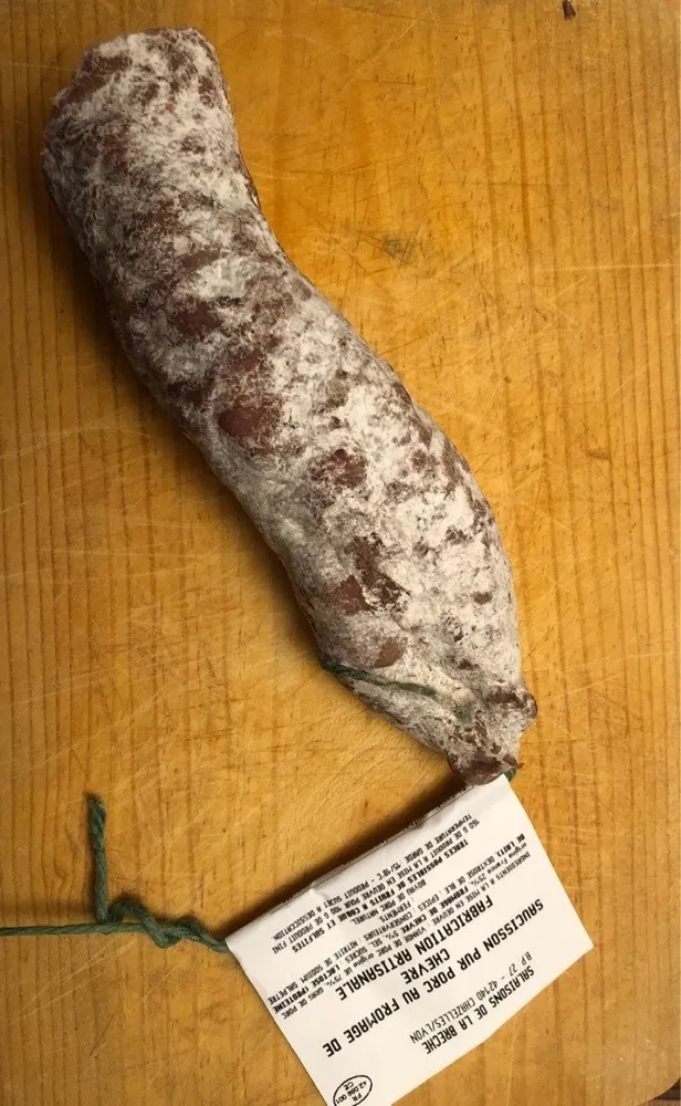 Saucisson pur porc au fromage de chèvres, fabrication artisanale