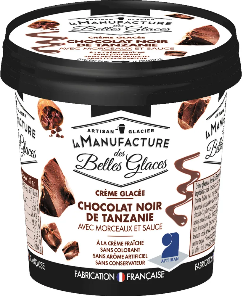 Crème glacée au chocolat noir de Tanzanie avec morceaux de chocolat et sauce au chocolat