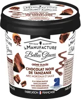 Crème glacée au chocolat noir de Tanzanie avec morceaux de chocolat et sauce au chocolat