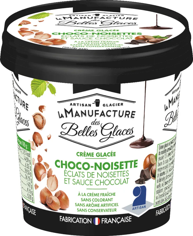 Crème glacée au chocolat au lait avec sauce au chocolat et morceaux de noisettes caramélisées
