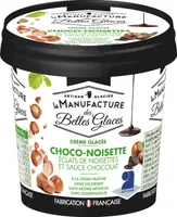 Crème glacée au chocolat au lait avec sauce au chocolat et morceaux de noisettes caramélisées
