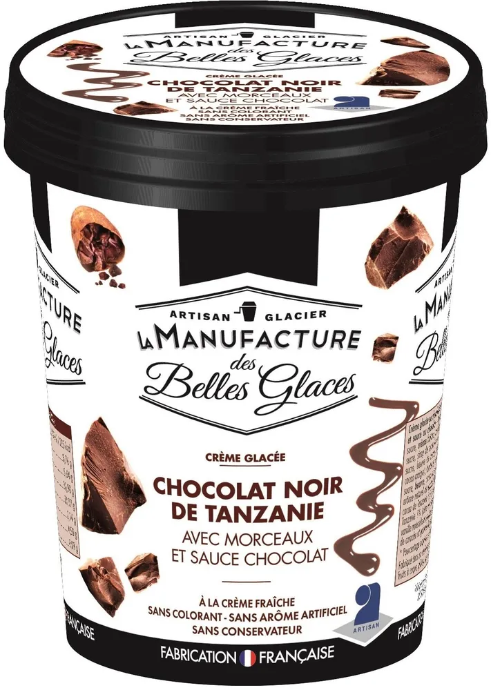Crème glacée au chocolat noir de Tanzanie avec moceaux et sauce au chocolat