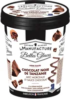 Crème glacée au chocolat noir de Tanzanie avec moceaux et sauce au chocolat