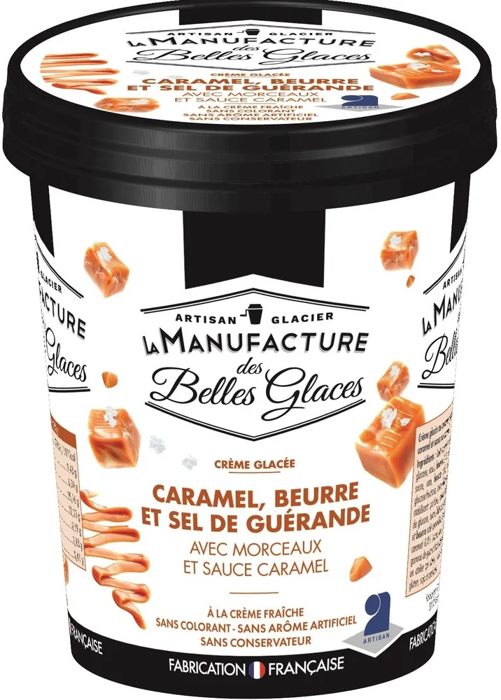 Crème glacée au caramel, au beurre et au sel de Guérande avec morceaux et sauce au caramel