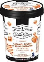 Crème glacée au caramel, au beurre et au sel de Guérande avec morceaux et sauce au caramel