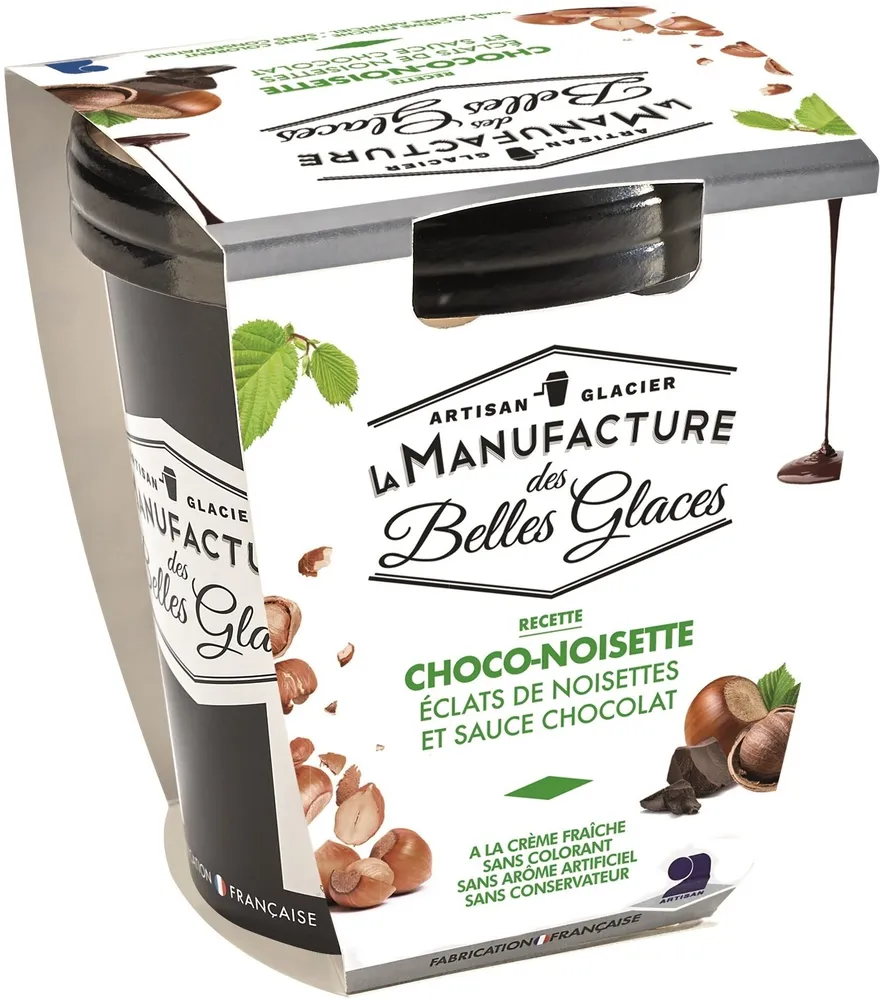 Crème glacée au chocolat au lait avec sauce au chocolat et morceaux de noisettes caramélisées