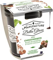 Crème glacée au chocolat au lait avec sauce au chocolat et morceaux de noisettes caramélisées