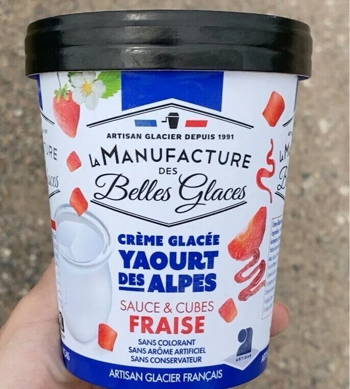 creme glacé yaourt des alpes , sauce & cubes fraise