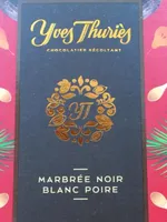 Marbré noir blanc poire