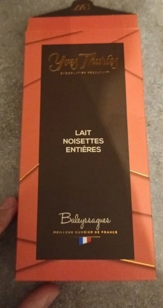 Chocolat lait noisettes entières