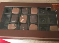 Bonbons de chocolats noirs et assortis