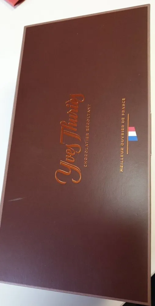 Bonbins de chocolats assortis noir et lait