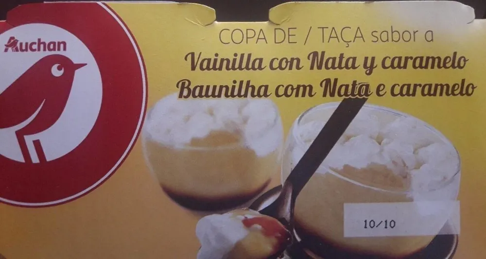 Copa de sabor a vainilla con nata y caramelo