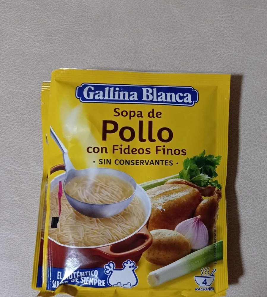 Sopa de pollo con fideos finos