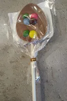 Sucette œuf chocolat décoré
