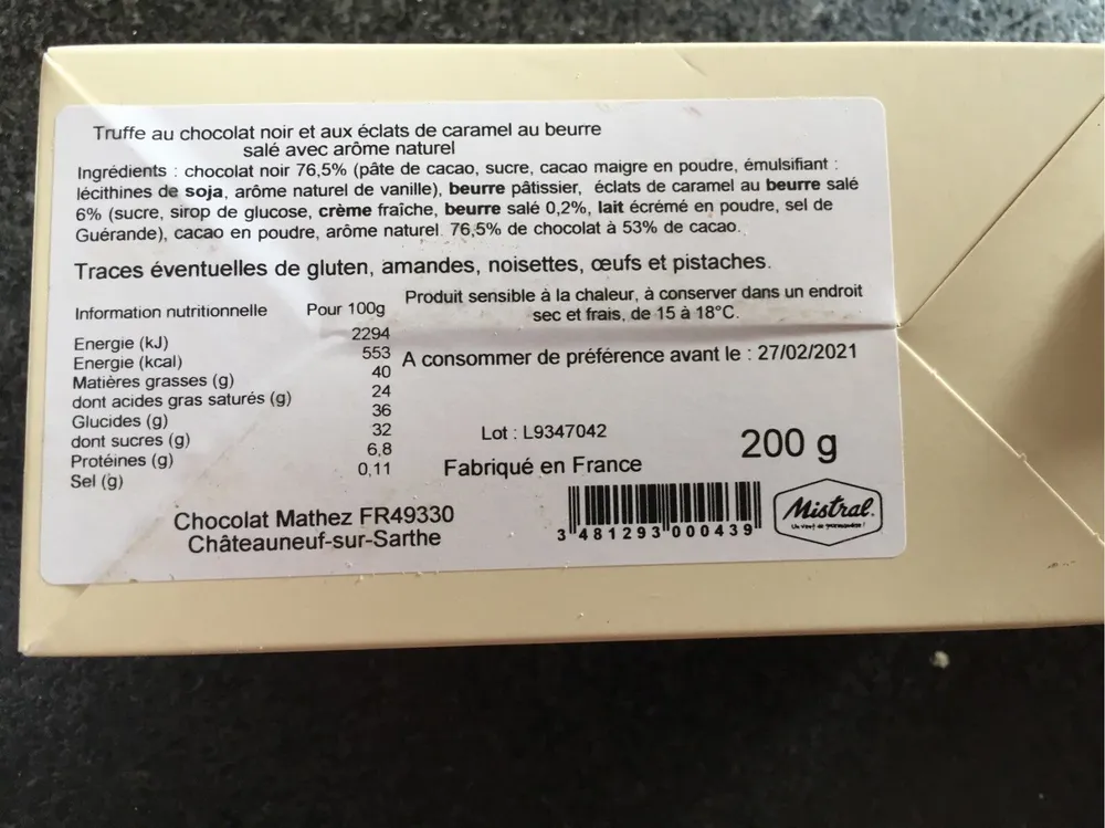 Truffe au chocolat noir et éclats de caramel au beurre salé
