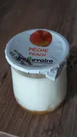 Yaourt nature sur fruits pêche