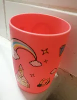 Verre enfant avec toit pleins de petits dessins