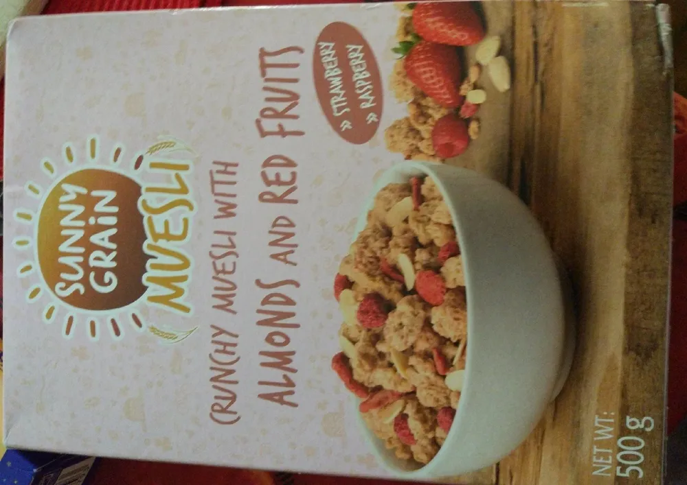 Crunchy muesli with almonds and red fruits