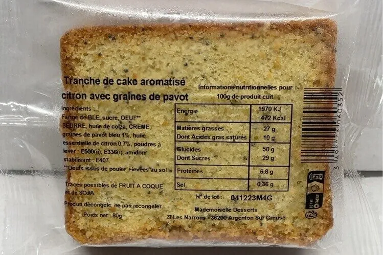 Tranche de cake aromatisé citron avec graunes de pavot