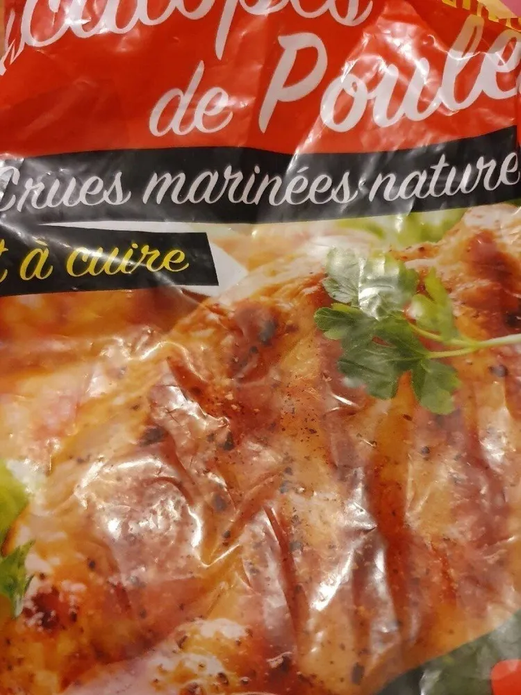 Escalopes de poulet crues marinees