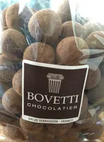 Noisettes enrobées de chocolat noir
