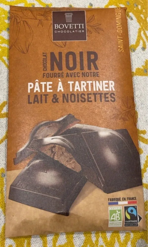 Chocolat noir fourré pate a tartiner lait et noisettes