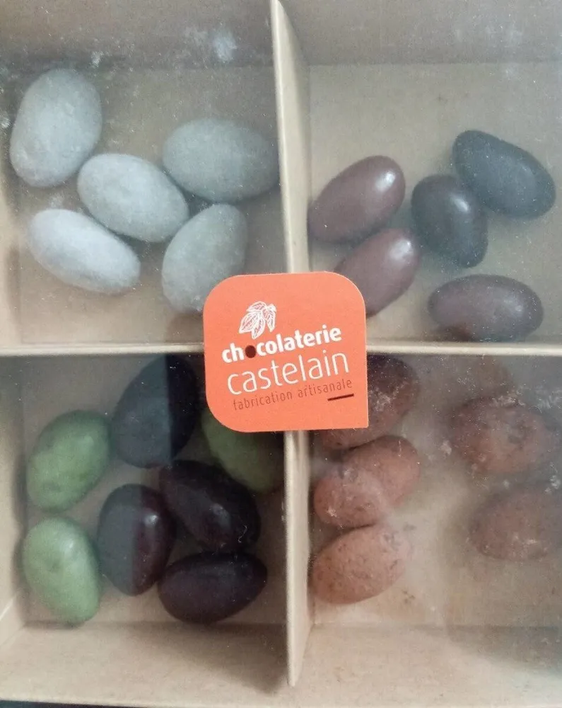 Assortiments d'amande enrobées de chocolat