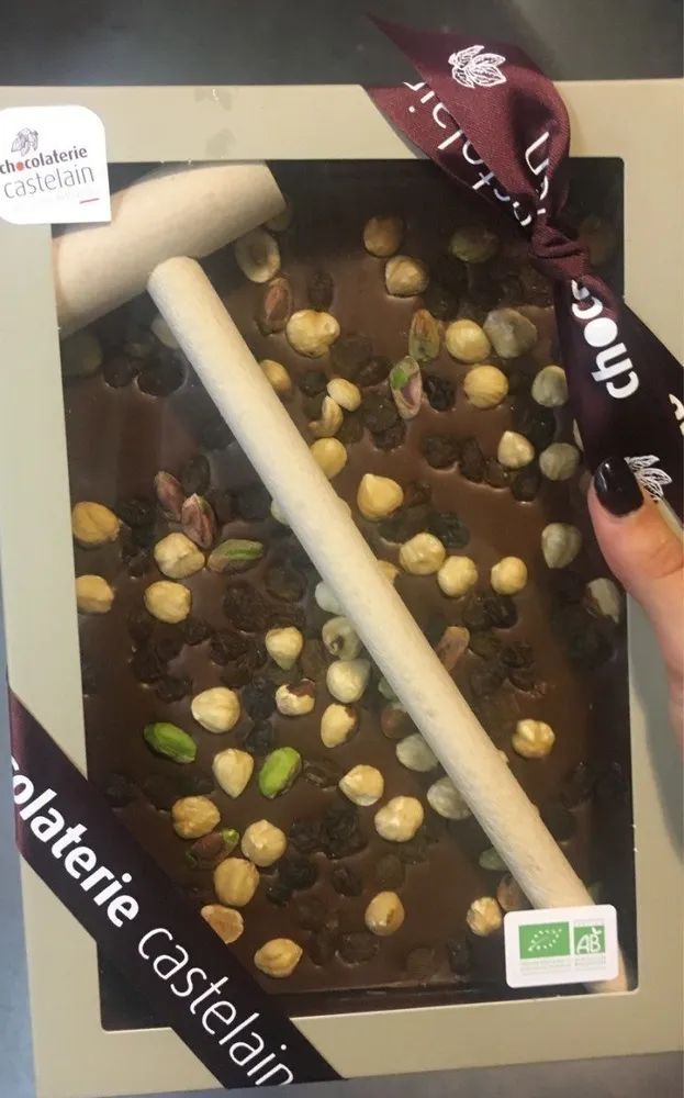 Tablette au chocolat au lait, noisettes, raisins, pistaches